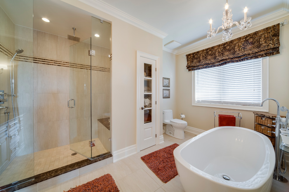 Источник вдохновения для домашнего уюта: ванная комната в классическом стиле с монолитной раковиной, фасадами островного типа, темными деревянными фасадами, мраморной столешницей, душем над ванной, белой плиткой и керамогранитной плиткой