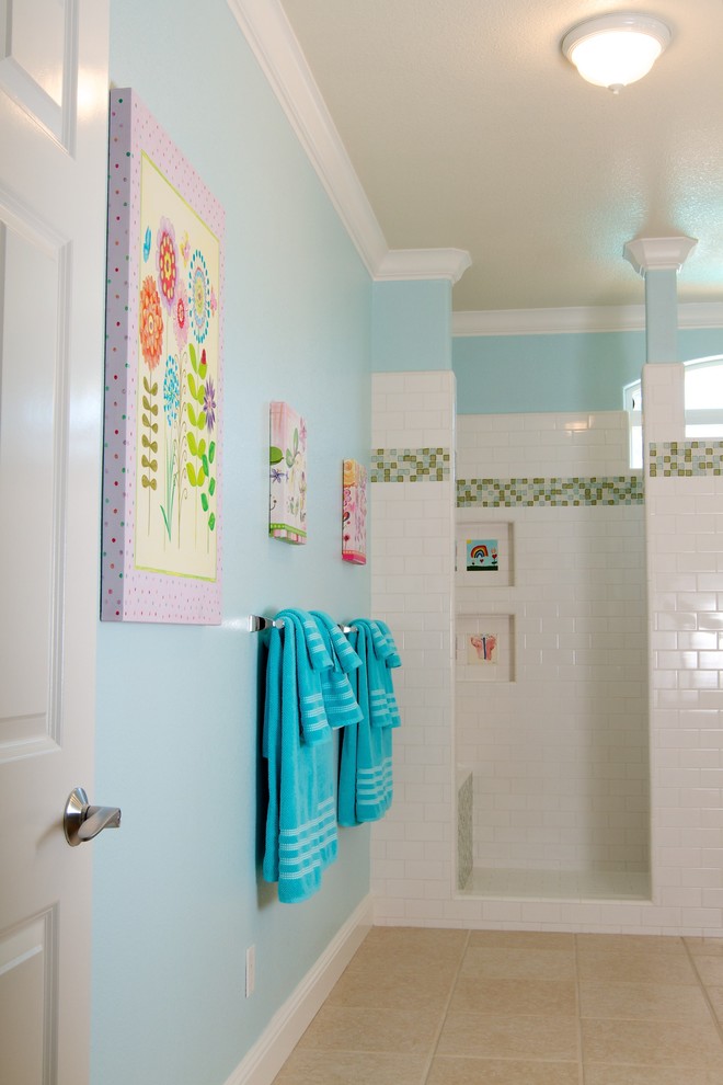 Idées déco pour une salle de bain contemporaine pour enfant avec une douche ouverte et aucune cabine.