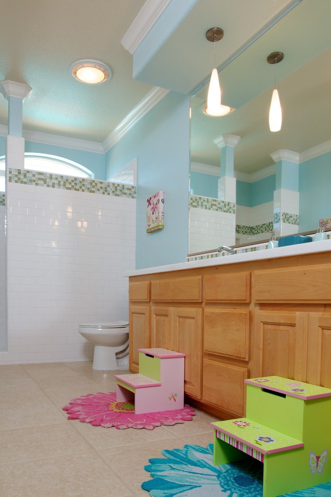 サクラメントにあるコンテンポラリースタイルのおしゃれな子供用バスルーム (サブウェイタイル) の写真