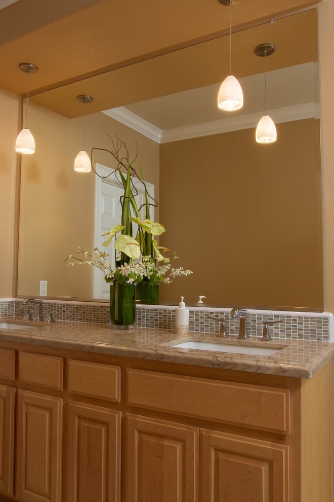 Modernes Badezimmer mit Mosaikfliesen in Sacramento