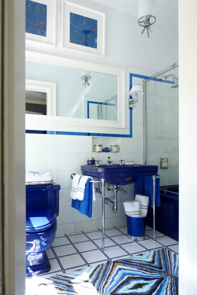 Foto di una piccola stanza da bagno chic con lavabo a colonna, vasca sottopiano, WC a due pezzi, piastrelle bianche, piastrelle in ceramica, pareti gialle e pavimento con piastrelle in ceramica