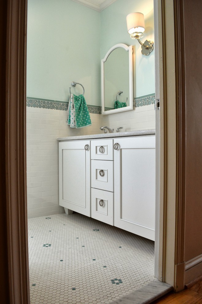 Inredning av ett klassiskt mellanstort badrum för barn, med luckor med infälld panel, vita skåp, vit kakel, keramikplattor, gröna väggar, klinkergolv i keramik, ett undermonterad handfat, bänkskiva i kvarts och vitt golv