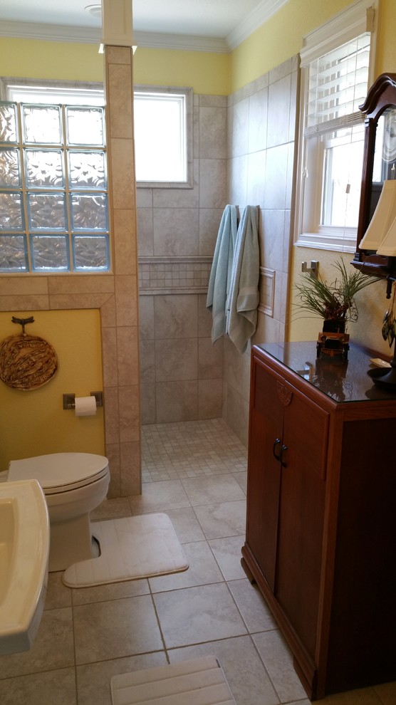 Ejemplo de cuarto de baño infantil ecléctico de tamaño medio con armarios con paneles empotrados, puertas de armario blancas, ducha empotrada, baldosas y/o azulejos grises y paredes amarillas