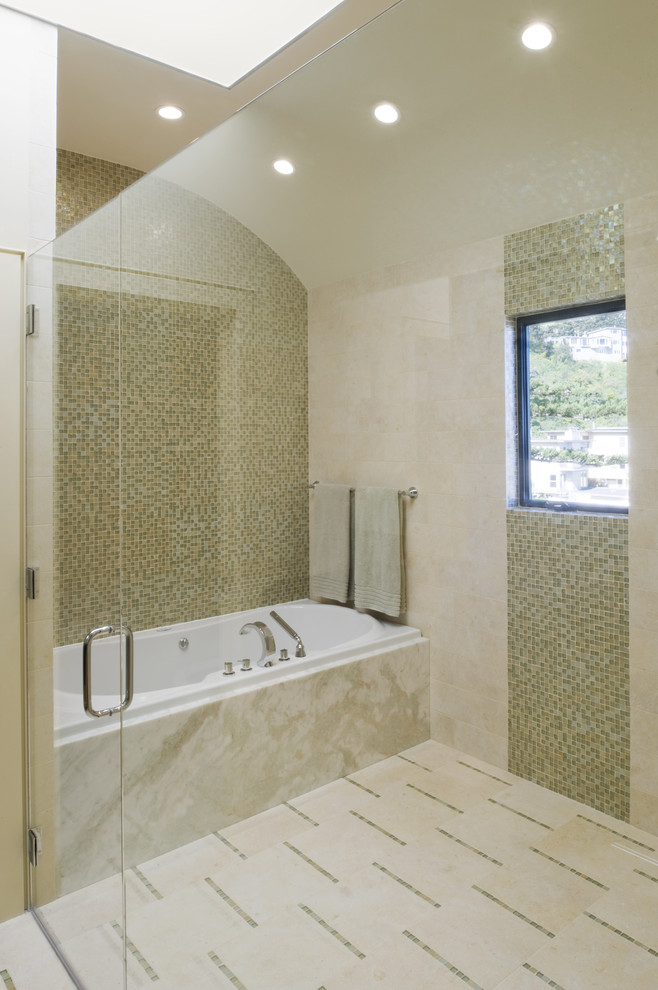 Imagen de cuarto de baño contemporáneo con baldosas y/o azulejos en mosaico