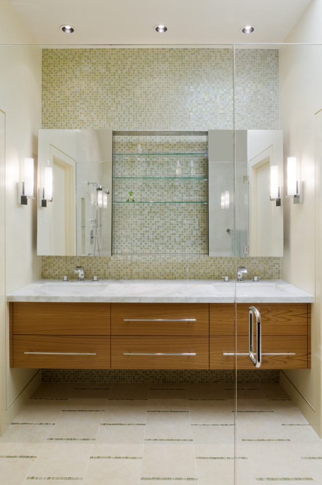 サンフランシスコにあるコンテンポラリースタイルのおしゃれな浴室 (中間色木目調キャビネット) の写真