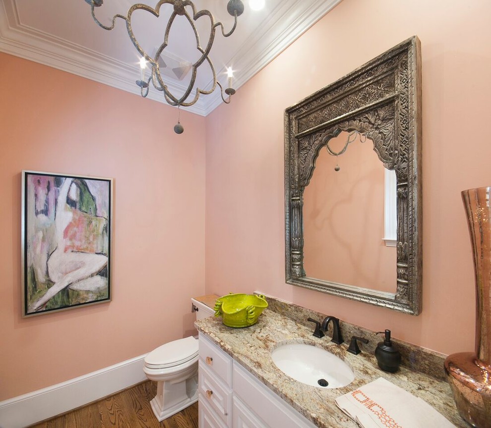Свежая идея для дизайна: ванная комната в классическом стиле с фасадами с выступающей филенкой, белыми фасадами, унитазом-моноблоком, розовыми стенами, светлым паркетным полом, врезной раковиной и столешницей из гранита - отличное фото интерьера
