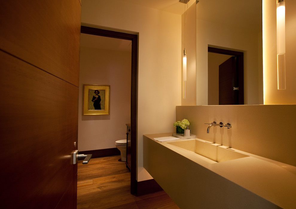 Ispirazione per una stanza da bagno padronale moderna di medie dimensioni con pareti beige, pavimento in legno massello medio e lavabo rettangolare