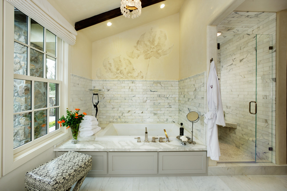 Cette image montre une salle de bain méditerranéenne avec une baignoire en alcôve.