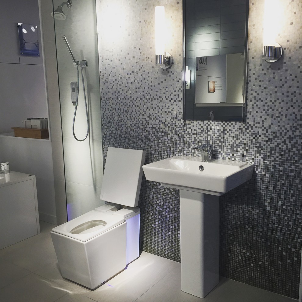 Exempel på ett modernt badrum med dusch