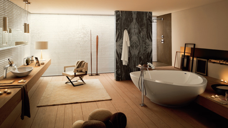 Idéer för stora funkis en-suite badrum, med en öppen dusch, ett fristående badkar, beige väggar, mellanmörkt trägolv, ett fristående handfat, träbänkskiva, brunt golv och med dusch som är öppen