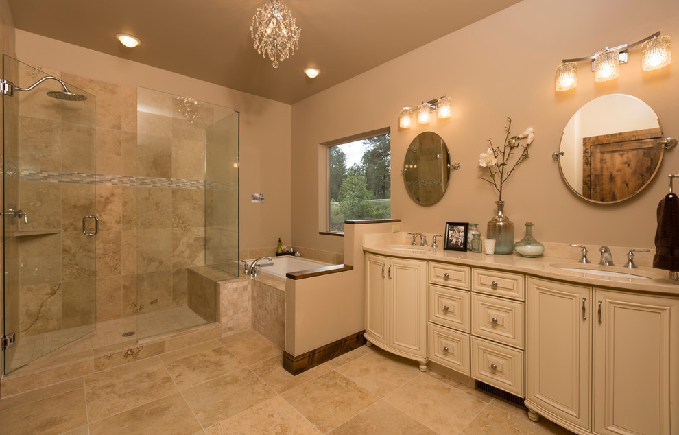 Inredning av ett modernt mellanstort en-suite badrum, med ett undermonterad handfat, möbel-liknande, beige skåp, granitbänkskiva, ett platsbyggt badkar, beige kakel, glaskakel, beige väggar och travertin golv