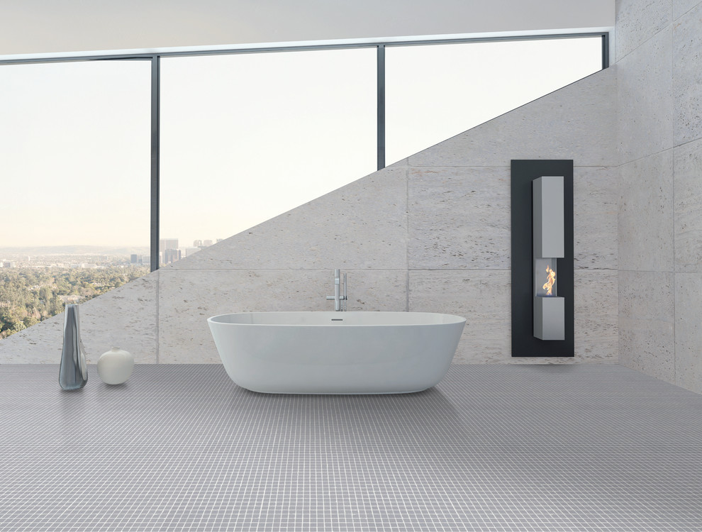 Immagine di una stanza da bagno padronale design di medie dimensioni con vasca freestanding, pareti grigie, pavimento con piastrelle a mosaico e pavimento grigio