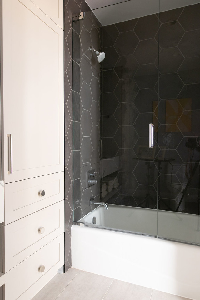 Idéer för ett mellanstort modernt vit badrum med dusch, med öppna hyllor, ett badkar i en alkov, en dusch/badkar-kombination, svart kakel, cementkakel, blå väggar, travertin golv, ett undermonterad handfat, marmorbänkskiva, beiget golv och dusch med gångjärnsdörr