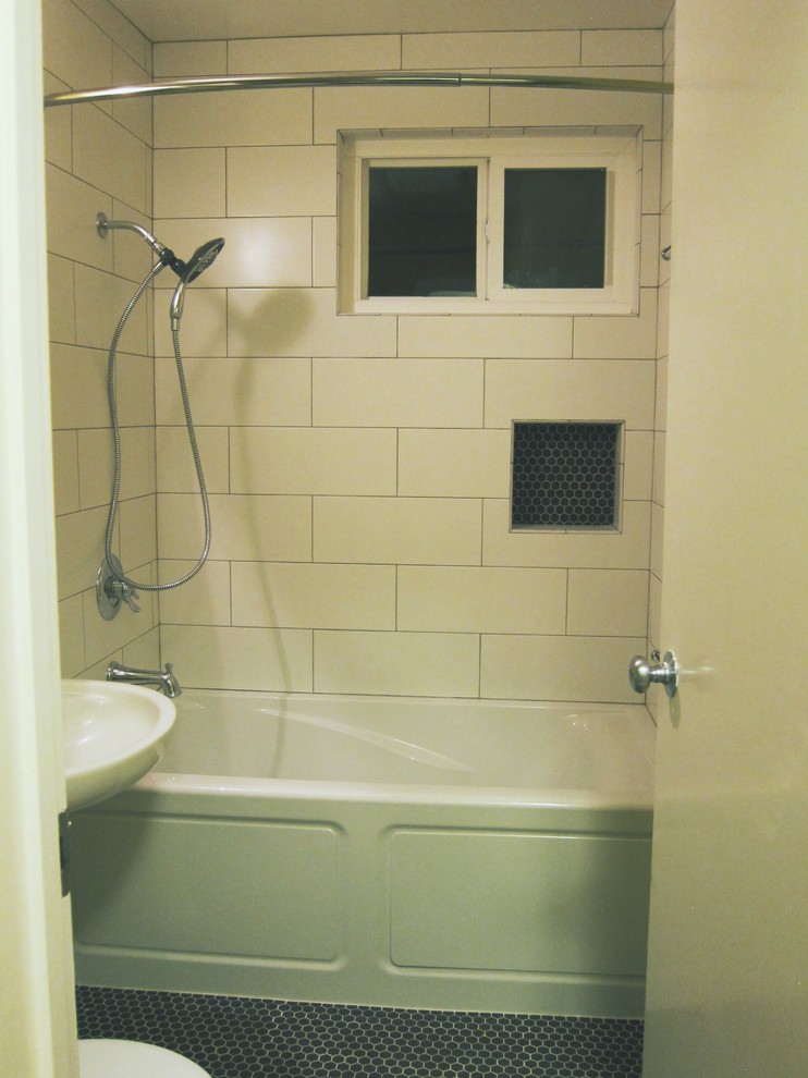 Kleines Modernes Badezimmer mit Badewanne in Nische, Duschbadewanne, Wandtoilette mit Spülkasten, schwarz-weißen Fliesen, gelber Wandfarbe, Keramikboden und Sockelwaschbecken in San Francisco