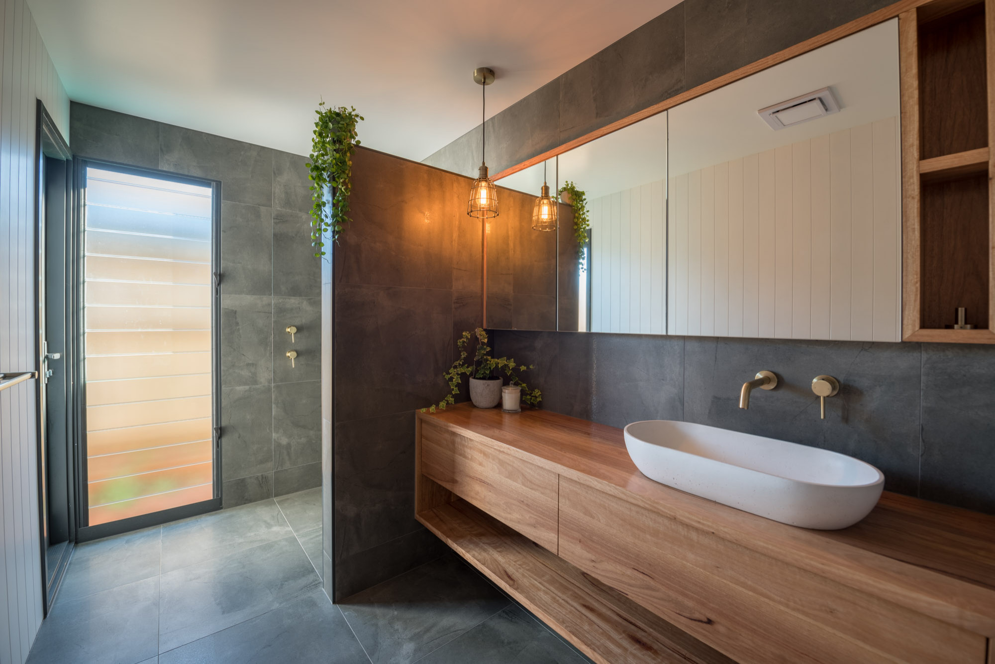 75 Moderne Badezimmer mit Waschtisch aus Holz Ideen & Bilder - Oktober 2023  | Houzz DE