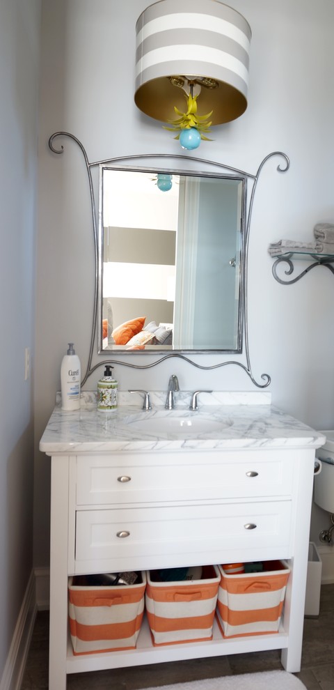 Foto di una piccola stanza da bagno per bambini american style con consolle stile comò, ante bianche, top in marmo e pareti grigie
