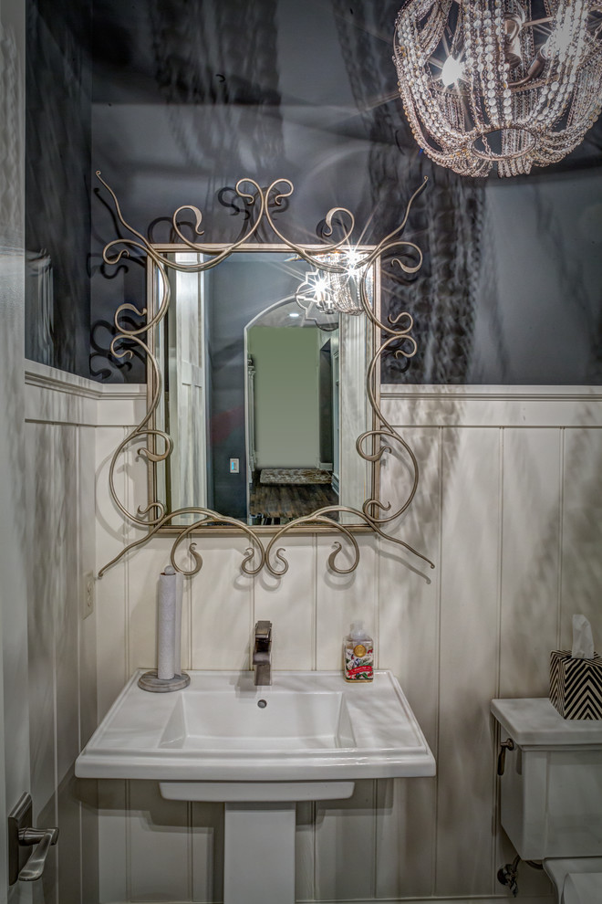 Источник вдохновения для домашнего уюта: огромная ванная комната в стиле кантри с белыми фасадами, белой плиткой, серыми стенами, полом из керамической плитки и врезной раковиной