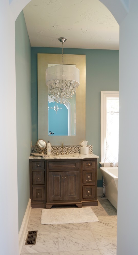 Foto di una grande stanza da bagno padronale stile americano con lavabo a consolle, consolle stile comò, ante grigie, top in marmo, vasca freestanding, piastrelle bianche, pareti blu e pavimento con piastrelle in ceramica