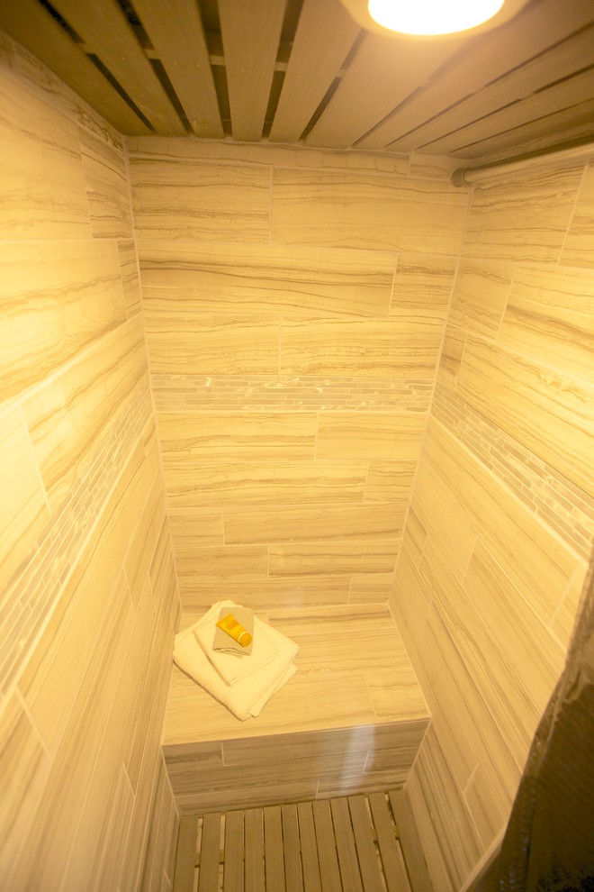 Cette image montre une petite salle de bain design avec un lavabo de ferme, une douche ouverte, WC à poser, un carrelage multicolore et des carreaux de céramique.