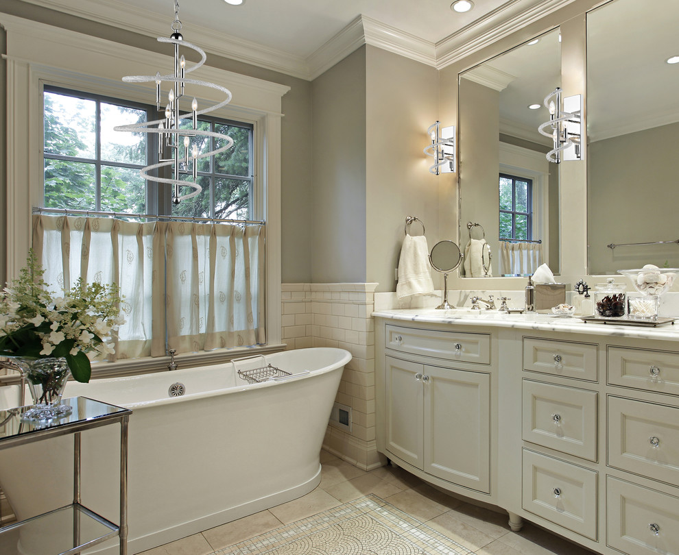 Inspiration för ett mellanstort funkis badrum med dusch, med luckor med infälld panel, vita skåp, ett fristående badkar, beige kakel, stenkakel, beige väggar, klinkergolv i keramik och marmorbänkskiva