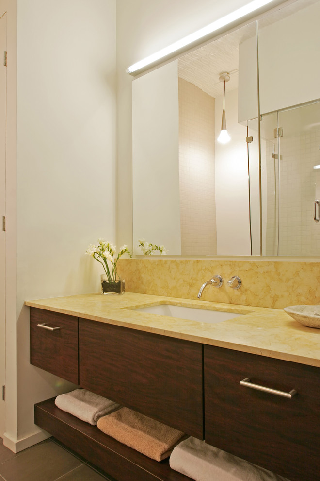 Ejemplo de cuarto de baño minimalista con encimera de granito y lavabo bajoencimera