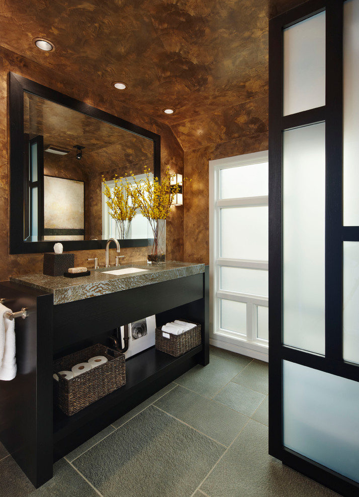 Modernes Badezimmer mit Unterbauwaschbecken, offenen Schränken, schwarzen Schränken und braunen Fliesen in Detroit