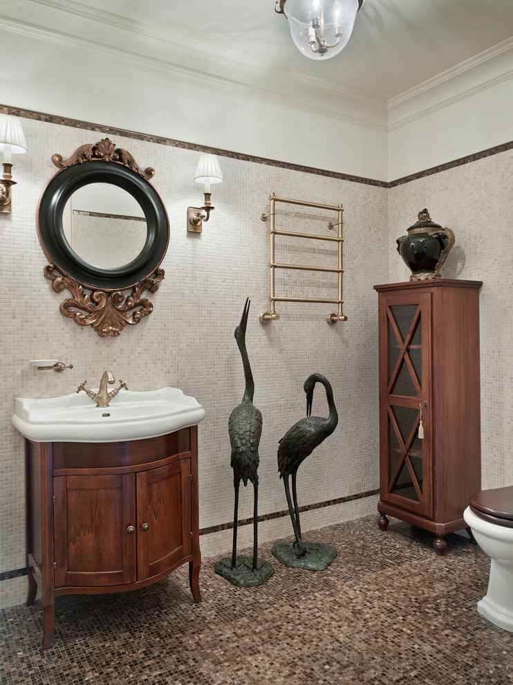 На фото: ванная комната в классическом стиле с темными деревянными фасадами, бежевой плиткой, плиткой мозаикой, белыми стенами, полом из мозаичной плитки, фасадами в стиле шейкер, раздельным унитазом и консольной раковиной с