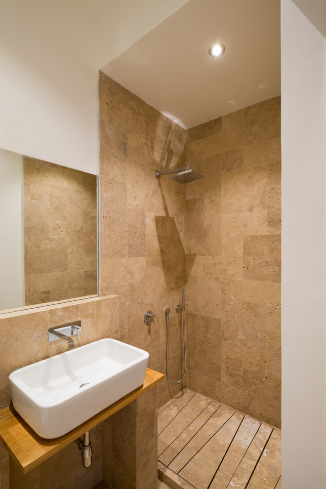 Свежая идея для дизайна: ванная комната в современном стиле с душем в нише, душевой кабиной и настольной раковиной - отличное фото интерьера