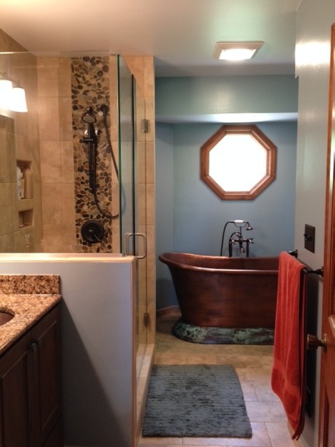 グランドラピッズにあるラスティックスタイルのおしゃれな浴室の写真