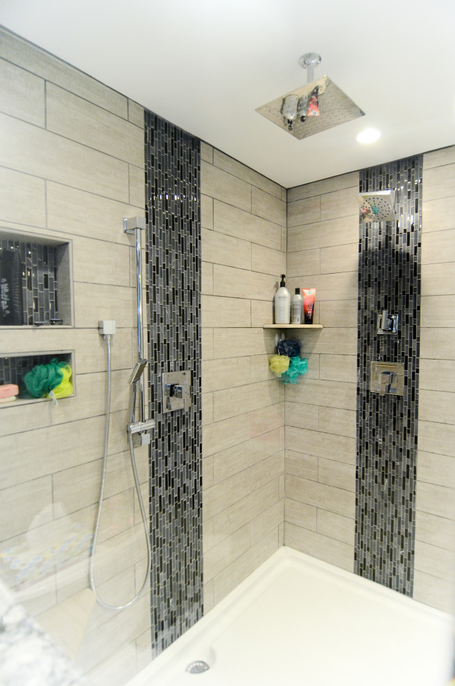 Idéer för vintage vitt en-suite badrum, med ett platsbyggt badkar, ett undermonterad handfat, bänkskiva i kvarts och med dusch som är öppen