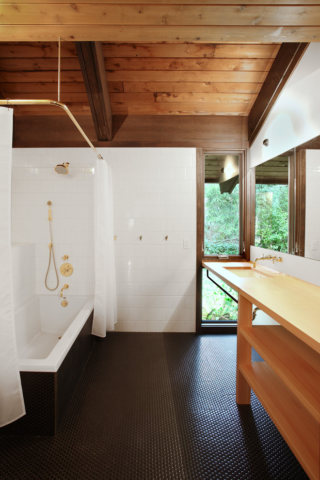 Photo of a midcentury bathroom in Seattle.
