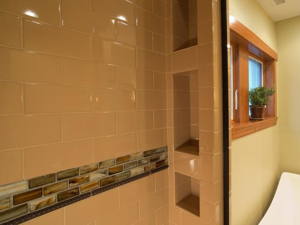 シカゴにあるお手頃価格のトランジショナルスタイルのおしゃれな浴室 (コーナー設置型シャワー、ベージュのタイル、セラミックタイル、黄色い壁) の写真