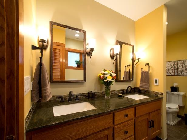 Idéer för ett klassiskt badrum, med en hörndusch, beige kakel, keramikplattor och gula väggar