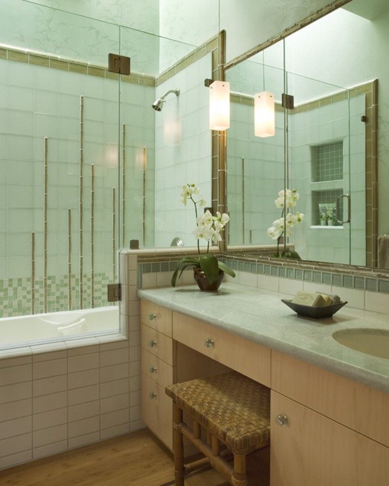 Свежая идея для дизайна: главная ванная комната среднего размера в восточном стиле с врезной раковиной, плоскими фасадами, светлыми деревянными фасадами, мраморной столешницей, накладной ванной, душем в нише, унитазом-моноблоком, разноцветной плиткой, стеклянной плиткой, зелеными стенами и полом из бамбука - отличное фото интерьера
