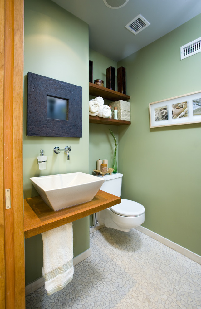 Свежая идея для дизайна: ванная комната в современном стиле с настольной раковиной, зелеными стенами и полом из галечной плитки - отличное фото интерьера