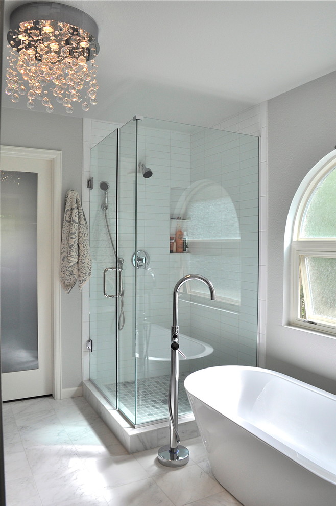 Пример оригинального дизайна: большая главная ванная комната в современном стиле с отдельно стоящей ванной, угловым душем, белой плиткой, плиткой кабанчик, серыми стенами, мраморным полом, врезной раковиной, бежевым полом и душем с распашными дверями