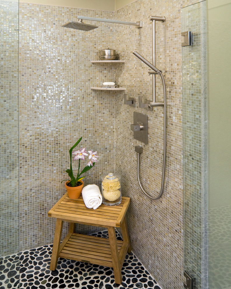 Inspiration för mellanstora moderna en-suite badrum, med en öppen dusch, grå kakel, mosaik och klinkergolv i småsten