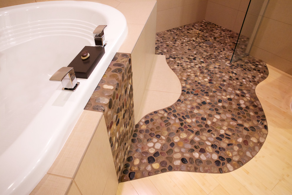 Diseño de cuarto de baño de estilo zen con bañera encastrada, ducha abierta, baldosas y/o azulejos beige y baldosas y/o azulejos de porcelana