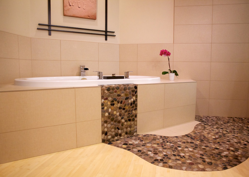 Ejemplo de cuarto de baño de estilo zen con bañera encastrada, ducha abierta, baldosas y/o azulejos beige y baldosas y/o azulejos de porcelana