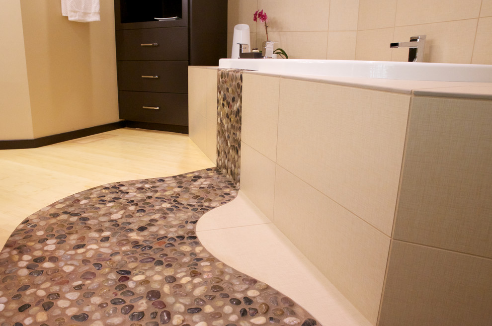 Imagen de cuarto de baño de estilo zen con armarios con paneles lisos, puertas de armario negras, bañera encastrada, baldosas y/o azulejos beige y baldosas y/o azulejos de porcelana