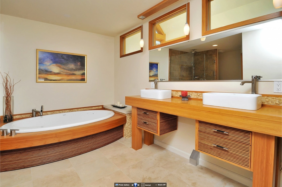 Großes Modernes Badezimmer En Suite mit Aufsatzwaschbecken, hellen Holzschränken, Waschtisch aus Holz, Toilette mit Aufsatzspülkasten, beigen Fliesen, Steinfliesen, beiger Wandfarbe und Travertin in San Francisco