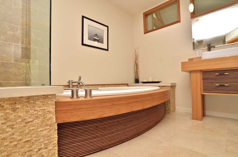 Foto di una grande stanza da bagno padronale design con ante in legno chiaro, top in legno, piastrelle beige, piastrelle in pietra e pavimento in travertino