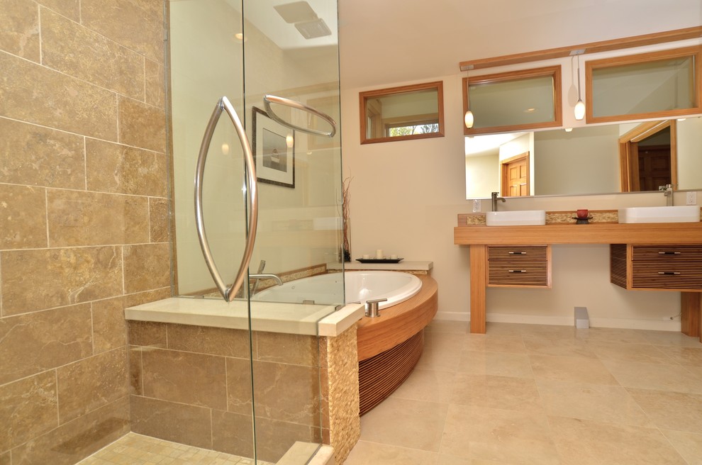 Idées déco pour une grande salle de bain principale contemporaine en bois clair avec un plan de toilette en bois, un carrelage beige, un carrelage de pierre et un sol en travertin.