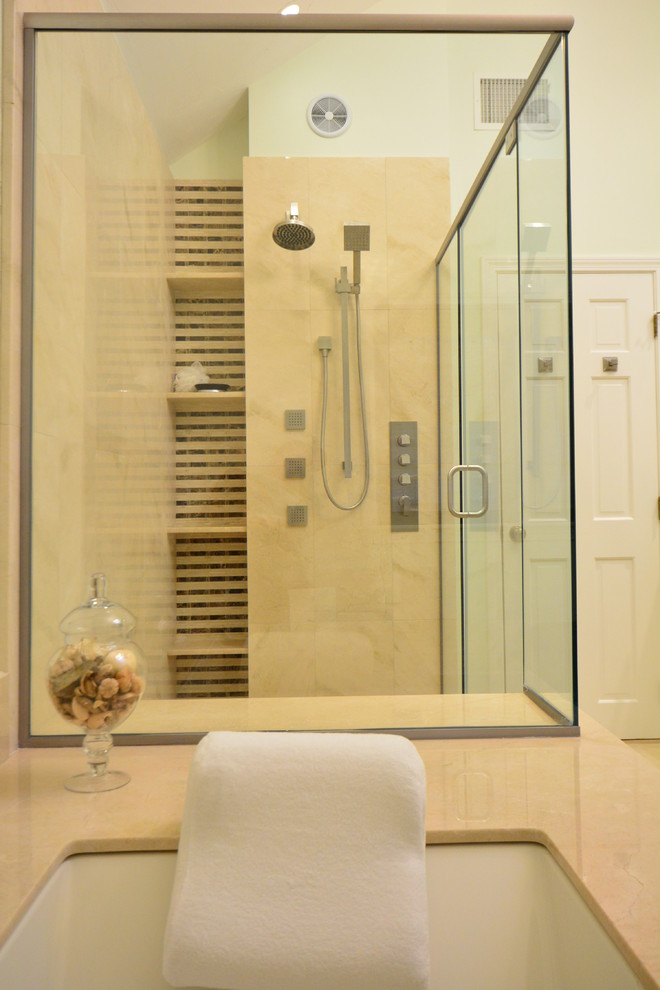 Aménagement d'une salle de bain contemporaine en bois foncé avec un lavabo encastré, un placard à porte plane, un plan de toilette en marbre, une baignoire encastrée, une douche ouverte, un bidet, un carrelage beige et un carrelage de pierre.