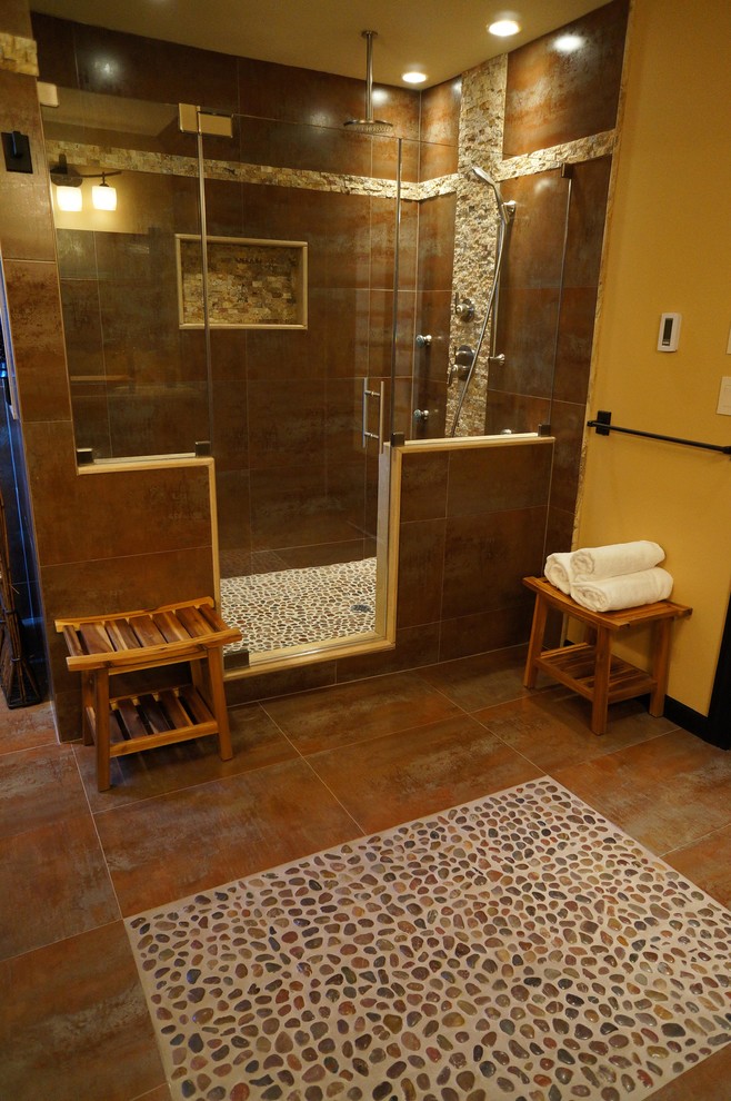 Cette photo montre une douche en alcôve principale asiatique de taille moyenne avec un placard avec porte à panneau surélevé, des portes de placard noires, WC suspendus, un mur marron, un sol en ardoise, une vasque et un plan de toilette en calcaire.