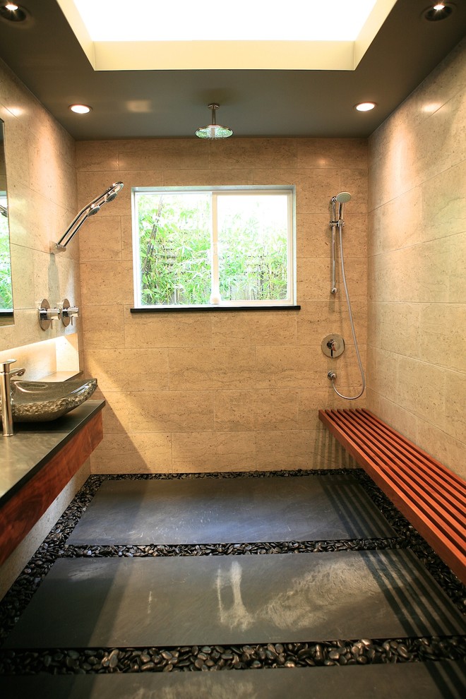 На фото: главная ванная комната среднего размера в восточном стиле с настольной раковиной, плоскими фасадами, темными деревянными фасадами, столешницей из талькохлорита, душем без бортиков, серой плиткой, каменной плиткой и серыми стенами с