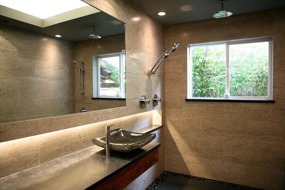 Cette image montre une salle de bain principale asiatique en bois foncé de taille moyenne avec une vasque, un placard à porte plane, un plan de toilette en stéatite, une douche à l'italienne, un carrelage gris, un carrelage de pierre et un mur gris.