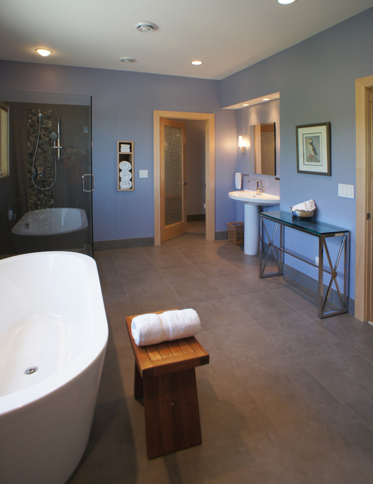 Imagen de cuarto de baño principal de estilo zen grande con bañera exenta, paredes azules, suelo de baldosas de cerámica, suelo marrón, ducha con puerta con bisagras y lavabo con pedestal