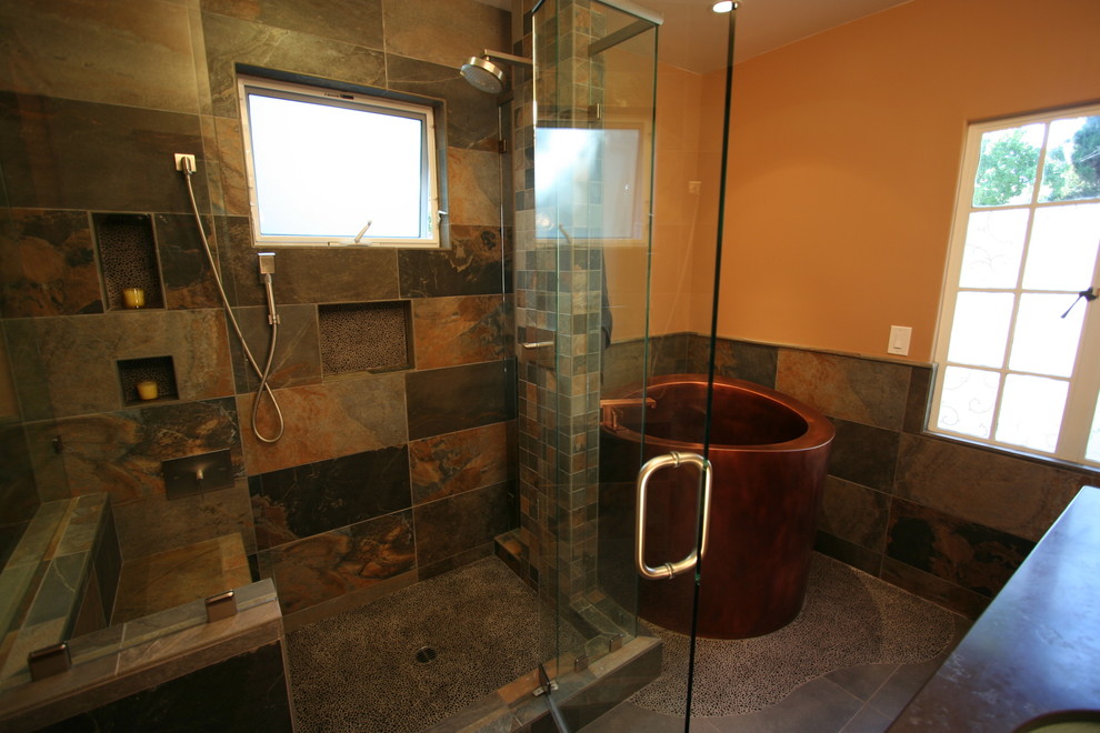 На фото: ванная комната в восточном стиле с японской ванной, душем в нише, серой плиткой, галечной плиткой и бежевыми стенами