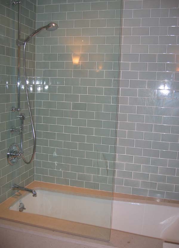 Esempio di una stanza da bagno chic di medie dimensioni con vasca sottopiano e vasca/doccia